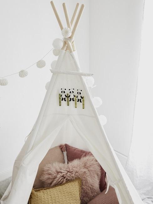 Weißes Tipi mit Lichterkette und rosafarbenen Kissen