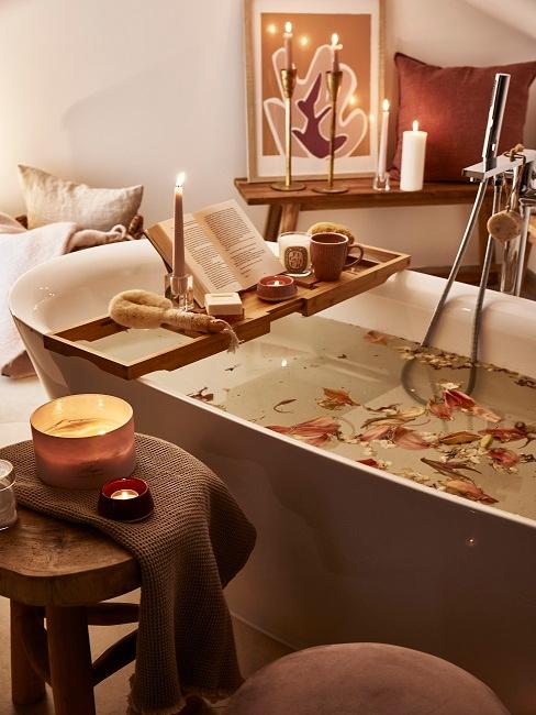 Badewanne mit Ablage für Buch, Kerze und Deko