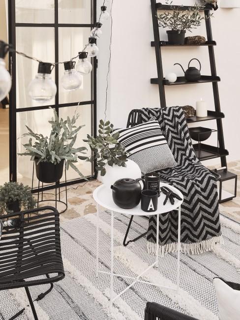 Monochrome Gartenmöbel in cleanem Look