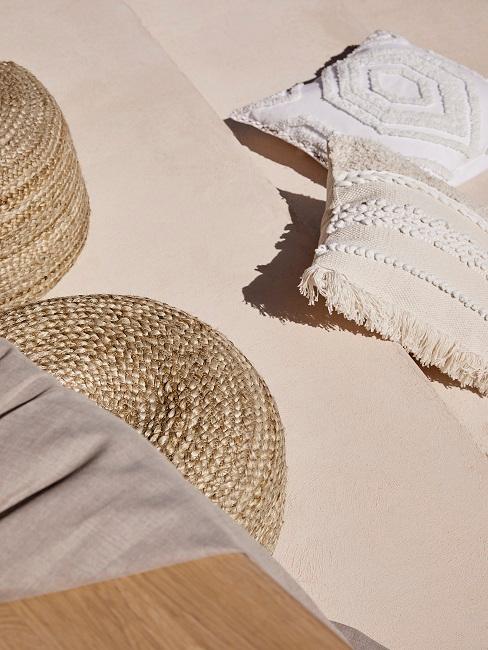 Jute Kissen und weiße Kissen