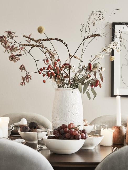 Herbstblumen in Vase auf dem Esstisch