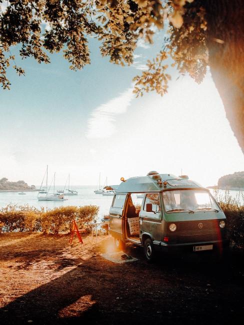 Camping Style VW-Bus auf Stellplatz am Meer