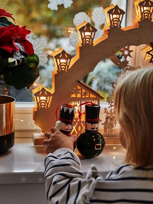 Klassische Weihnachtsdeko für die Adventszeit aus Holz mit Beleuchtung