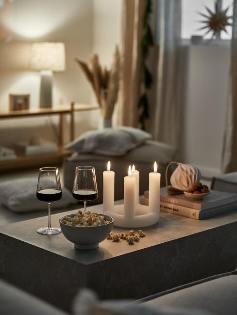 Kerzen als indirekte Lichtquellen im Wohnzimmer