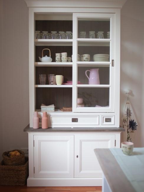 Vitrinenschrank im Shabby Chic Stil