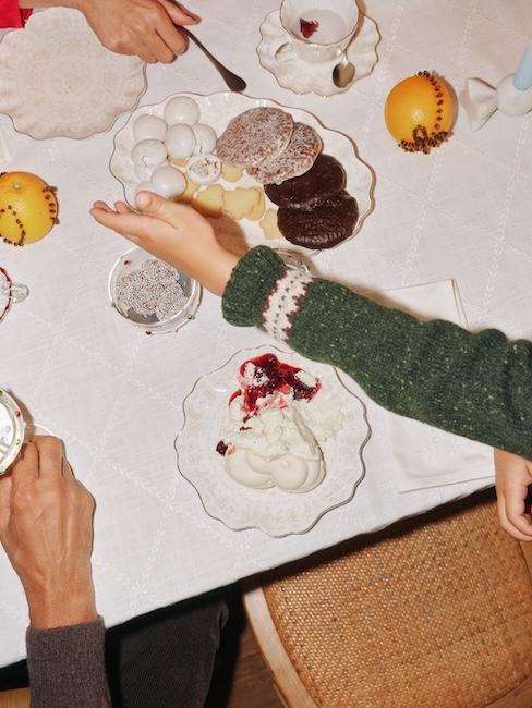 Weihnachten Plätzchen Close Up am Festtisch