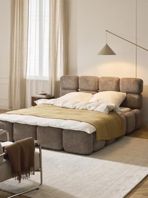 Neutraler Teppich im Schlafzimmer mit Tayla Bett