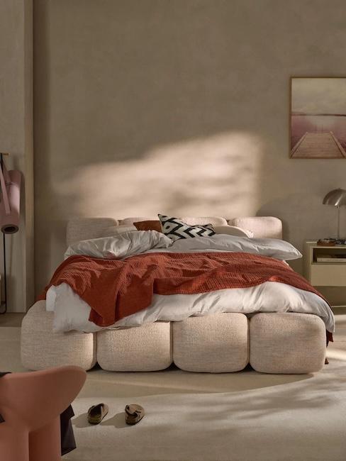 Gepolstertes Bett Tayla für ein kleines Schlafzimmer mit Stil