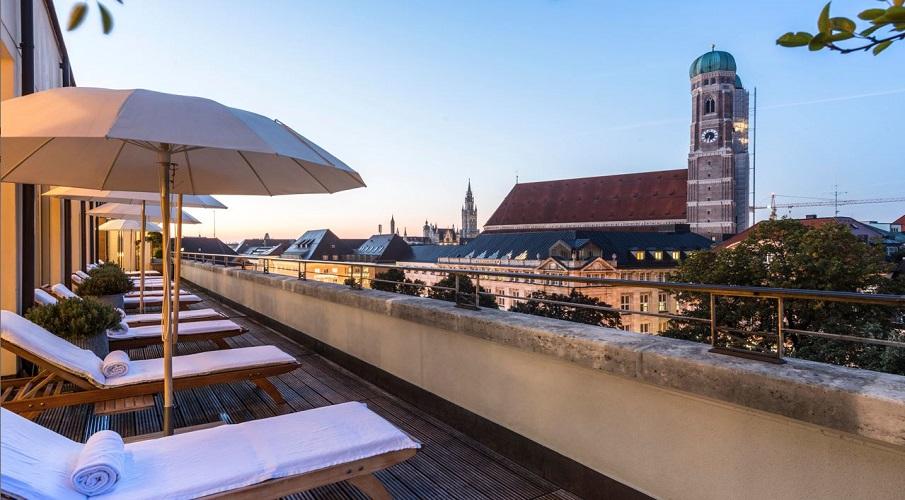 Entspannen auf der Terrasse vom Bayerischen Hof