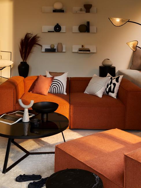 Eine Sofaecke in Terracotta kombiniert mit Schwarz und Weiß