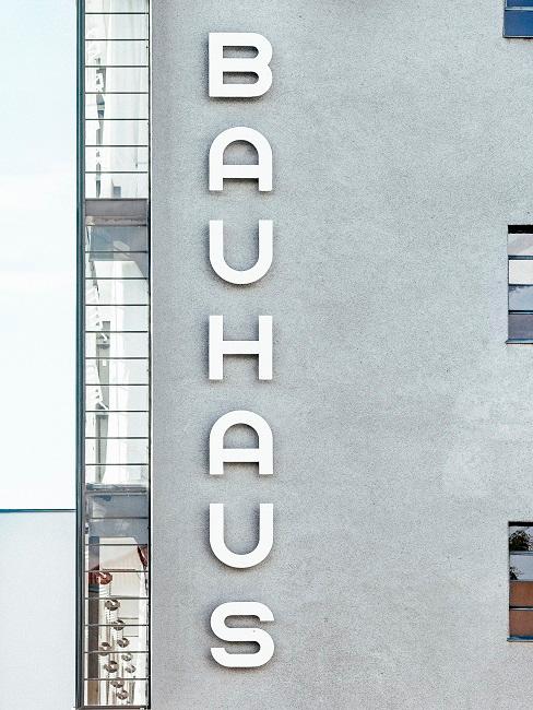 estilo-bauhaus-banner Fachada industrial gris con inscripción Bauhaus en blanco