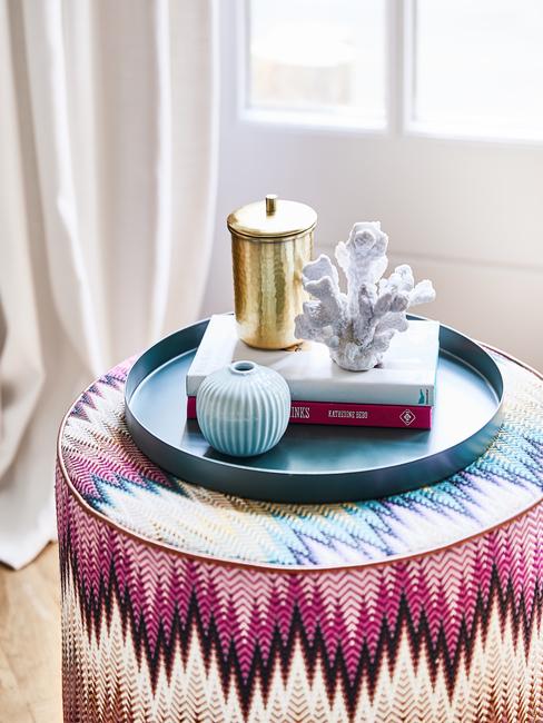 Mesa con mantel color berenjena y bandeja azul