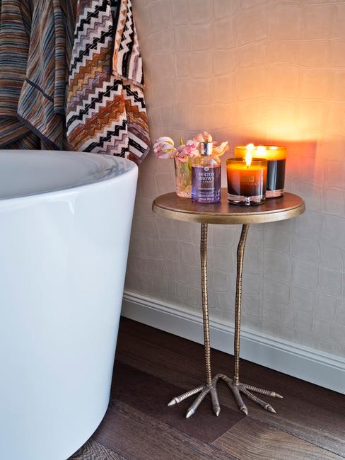decorar-bano-sin-ventana Bañera con mesa auxiliar con velas