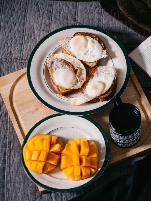 desayuno en la cama con fruta