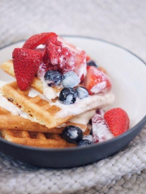 Desayuno en la cama gofres y fruta
