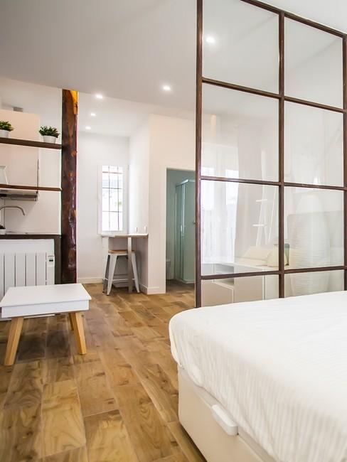 Dormitorio abierto en tonos marrón y blanco