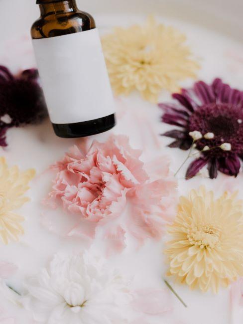bote de aceite esencial con flores