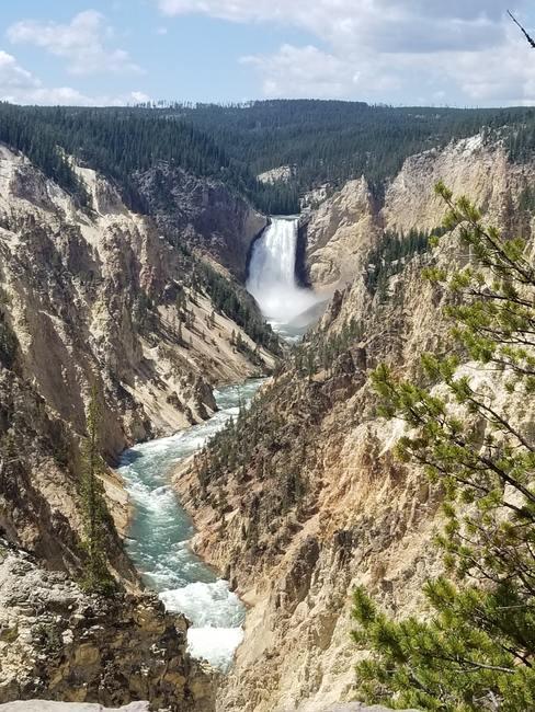 Torrente de agua fluyendo por una catarata y unos rápidos