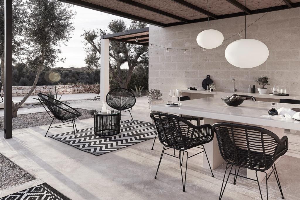 Terraza exterior con decoración industrial en blanco y negro