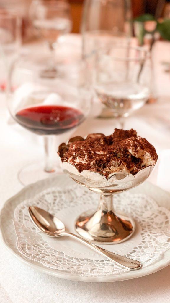 Copa de postre con base plateada con una crema con chocolate dentro