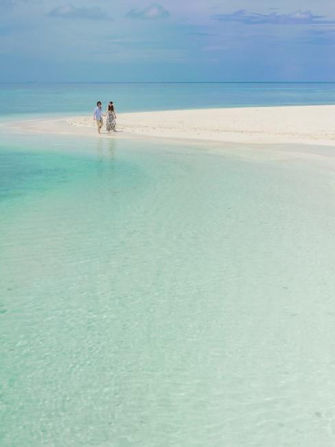 pareja en playa paradisiaca