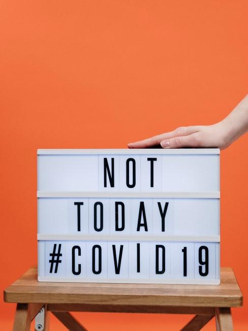 quedarse-en-casa-enfermo-banner letrero con covid 19 not today