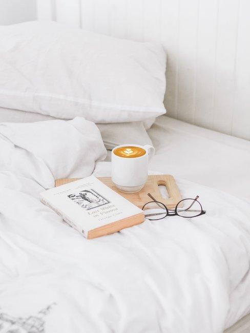 como-echar-siesta-banner cama con libro cafe y gafas
