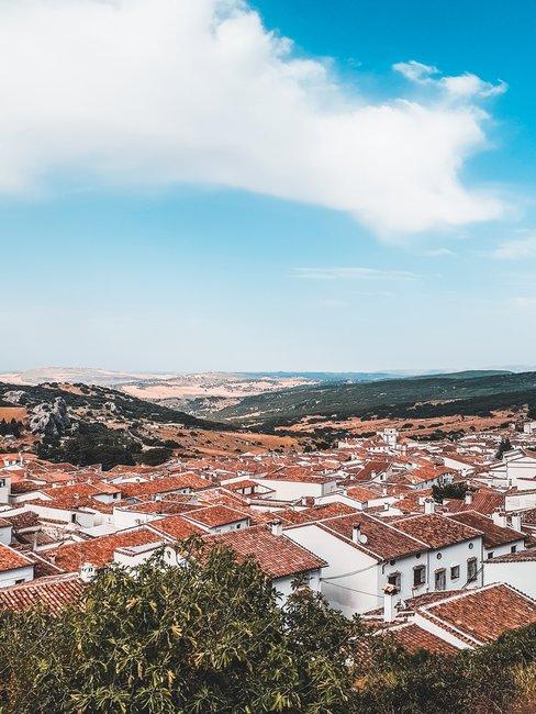 fiestas-de-pueblo pueblo casas blancas y cielo