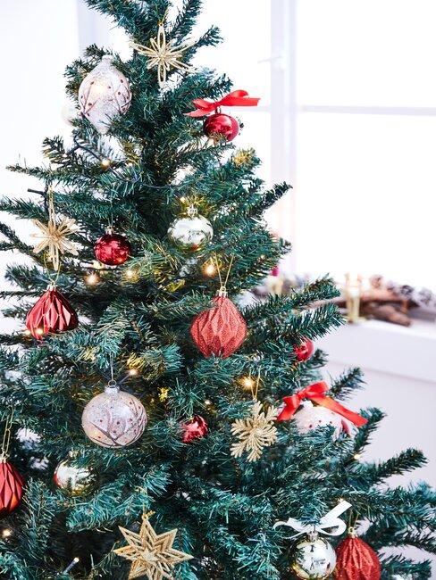 arbol de navidad con bolas rojas y doradas