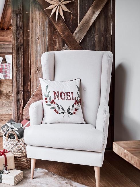 sillón beige con cojín de navidad