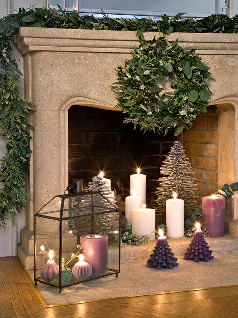 chimenea con velas blancas y moradas