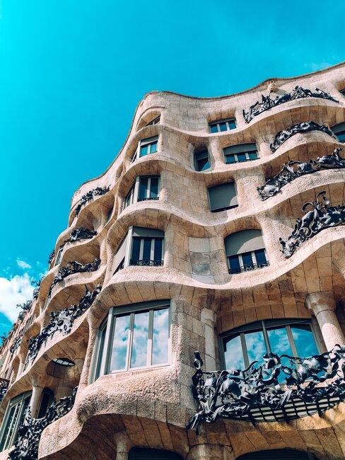 fachada edificio gaudi en barcelona