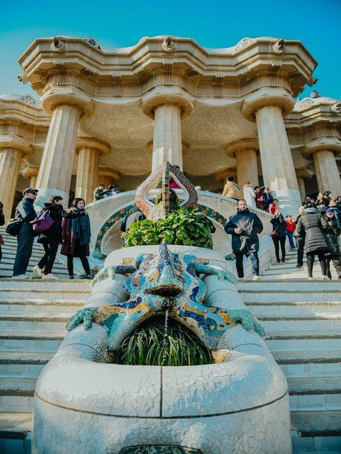 escaleras con visitantes gaudi