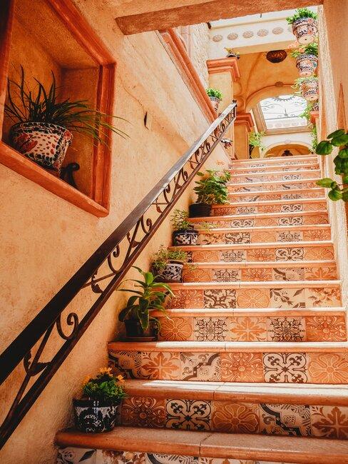 escaleras con motivos mexicanos