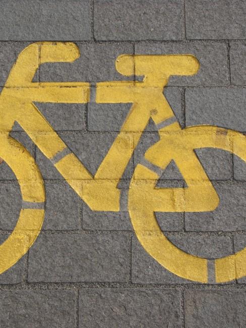 señal amarilla de un carril bici