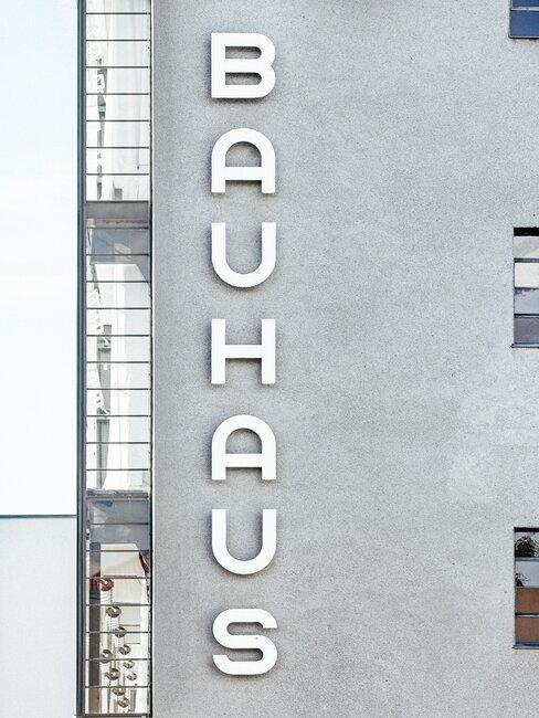 walter-gropius-banner letrero bauhaus alemania