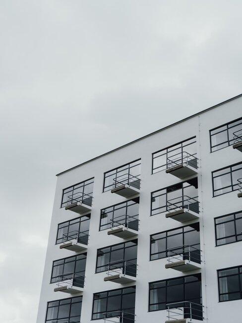 parte de un edificio bauhaus blanco y negro