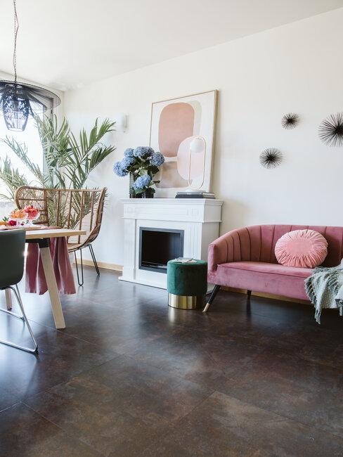 salon en blanco con accesorios de colores