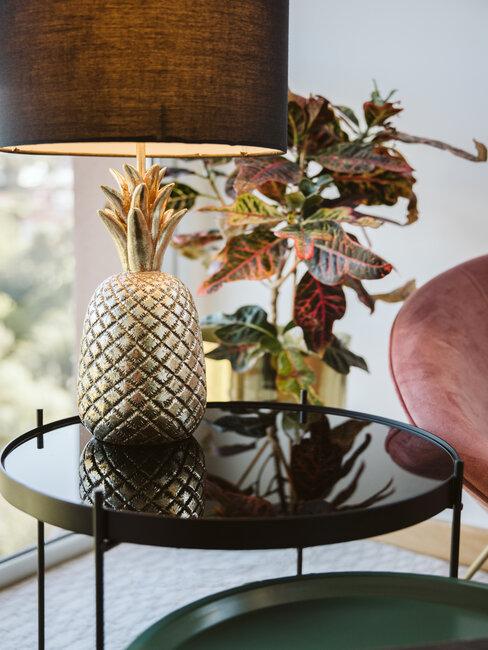lámpara con forma de piña sobre mesa