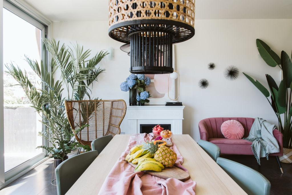mesa salon comedor chimenea y plantas