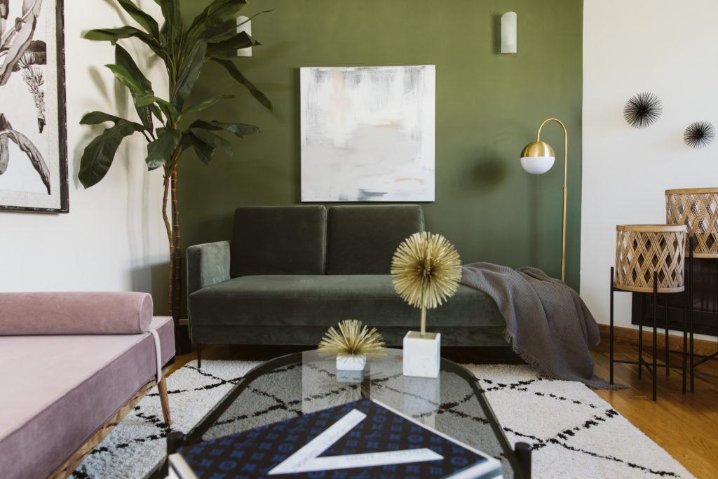 sofa verde tercioeplo pared verde y accesorios dorados