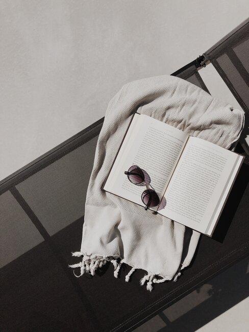fouta-banner Tumbona con fouta, libro y gafas de sol encima
