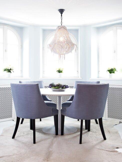 comedores-banner comedor blanco con sillas azules