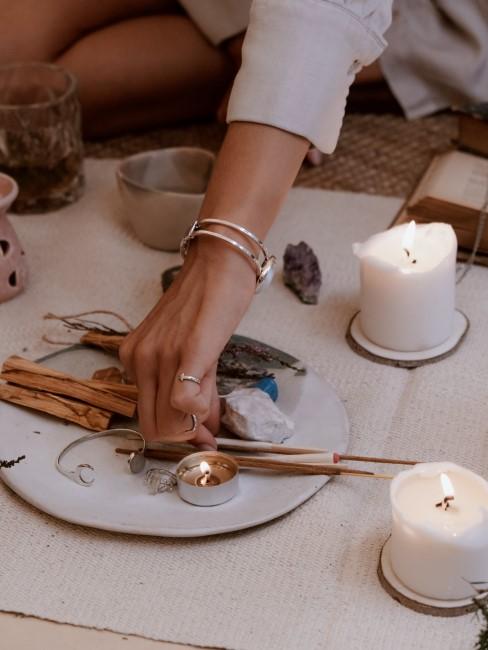 velas, un libro y plantas para meditación