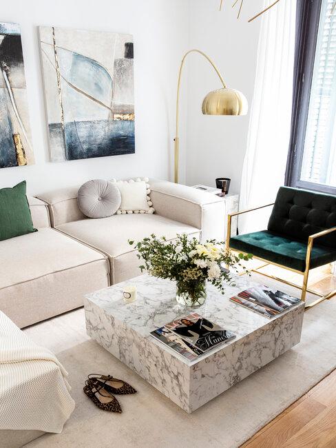 mesa de mármol con sofá beige y sillón verde
