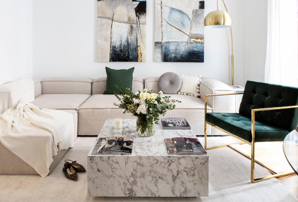 sofá en l lennon con mesa de mármol y sillón verde