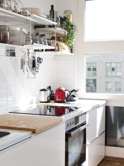 cocina blanca con estanterias