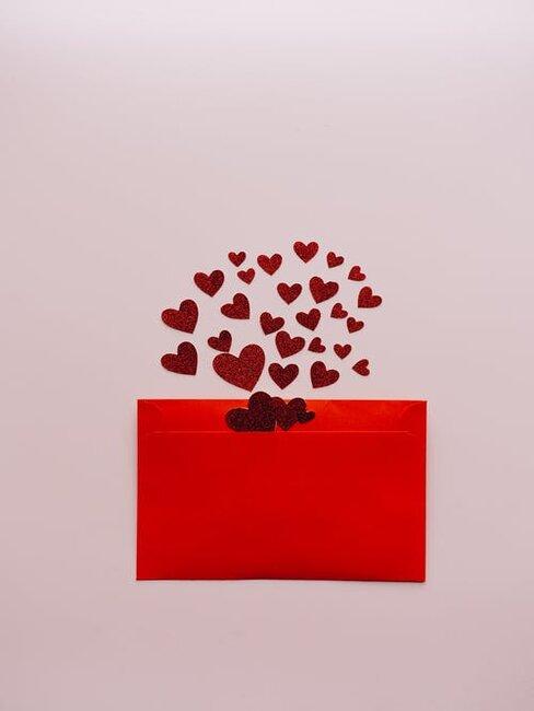 sobre rojo con corazones de papel