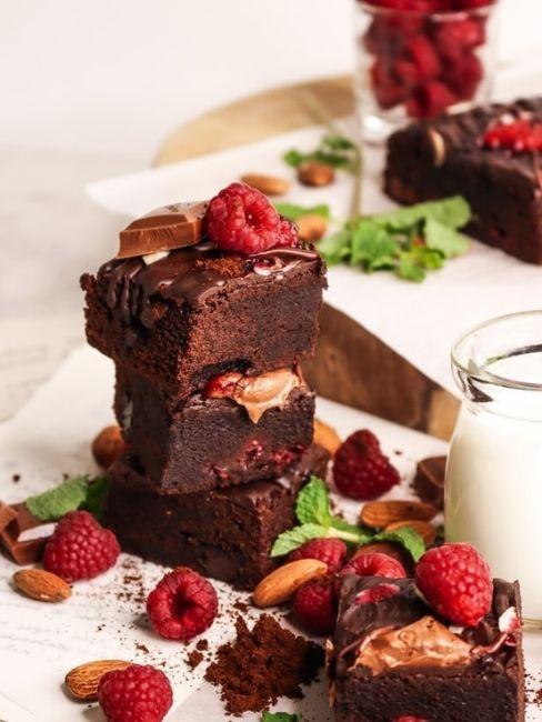 Brownies con fresas, leche y chocolate para cena romantica de san valentin