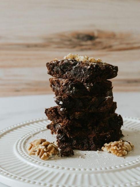Brownies en un plato blanco con nueces